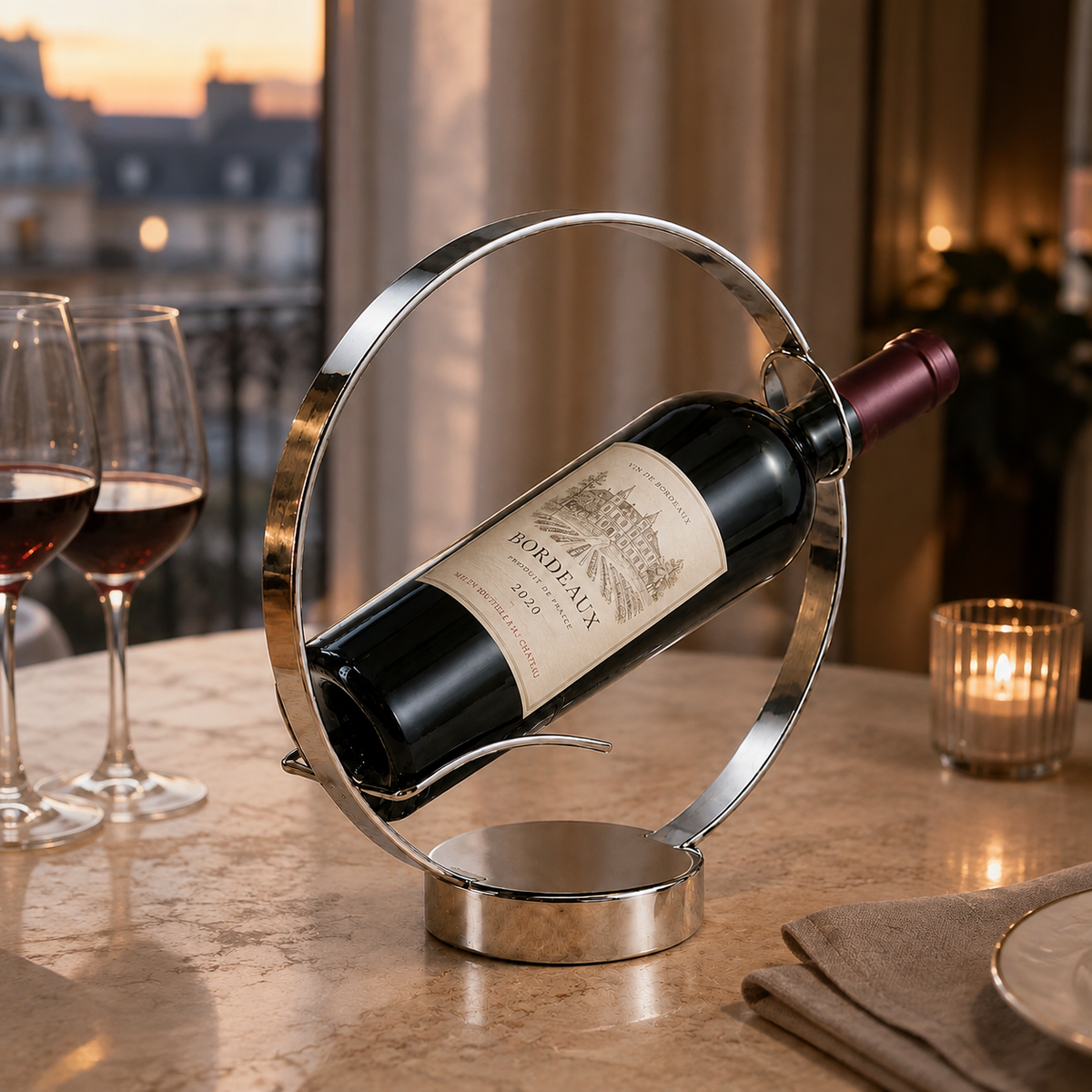 Porte-bouteille cercle argent sur une table élégante